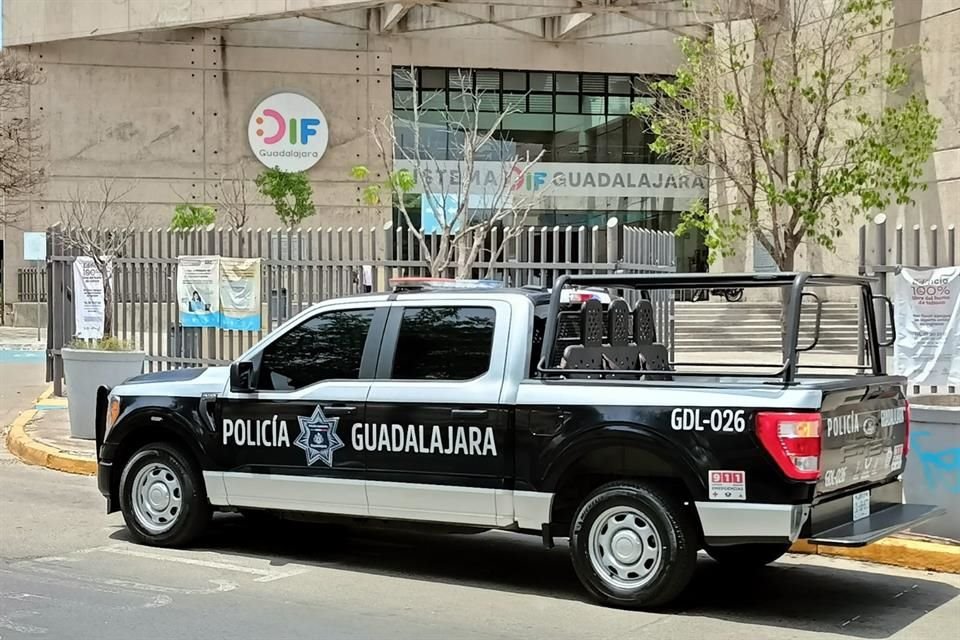 Los menores se encontraban afuera del DIF Guadalajara y cuando autoridades vieron que no había ningún adulto con ellos, se acercaron para auxiliarlos.