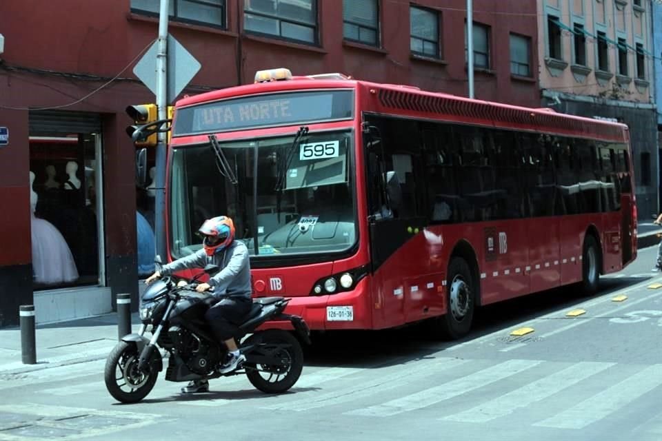 Motociclistas circulan incluso frente al Metrobús.