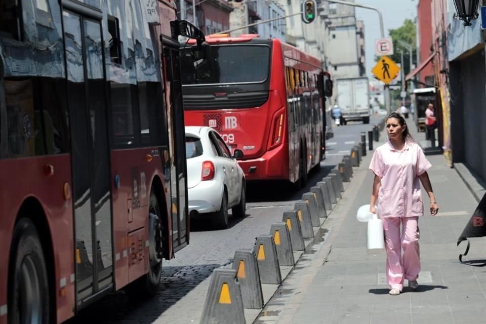 Vehículos particulares incluso quedan entre unidades del Metrobús.