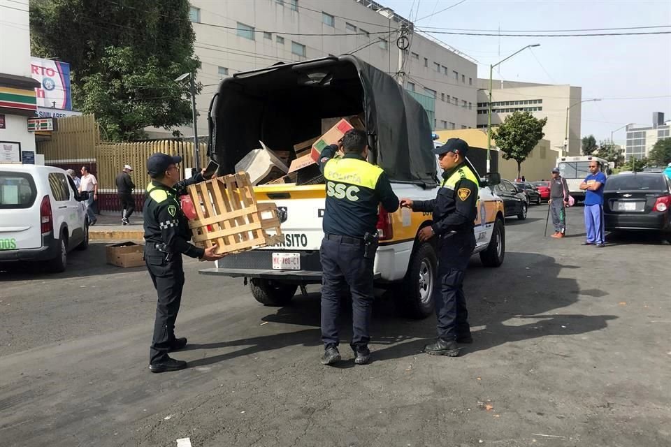 Policías de Tránsito retiraron huacales, cajas, botes y otros enseres colocados por franeleros que operan en Hospital General.