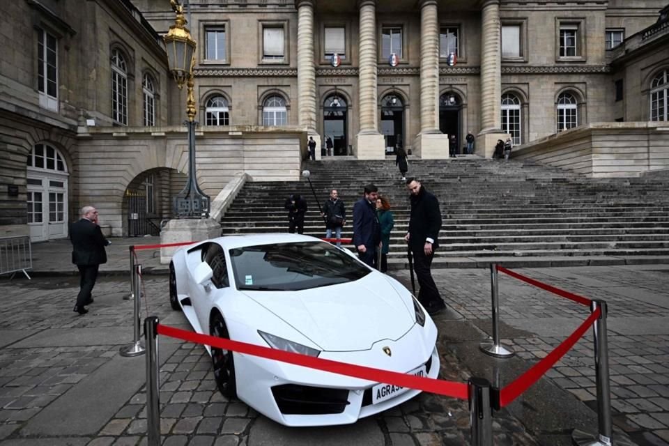 Un auto Lamborghini estacionado fuera de una corte en Paris el 25 de abril del 2023.