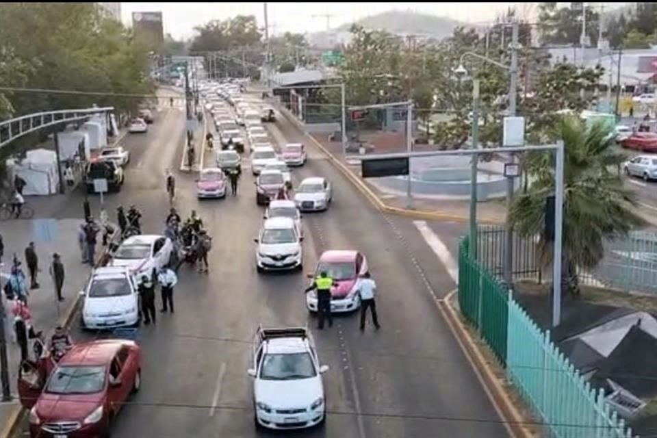 Al menos 21 automovilistas y motociclistas fueron sancionados ayer por invadir el carril confinado del Metrobús en Gustavo A. Madero.