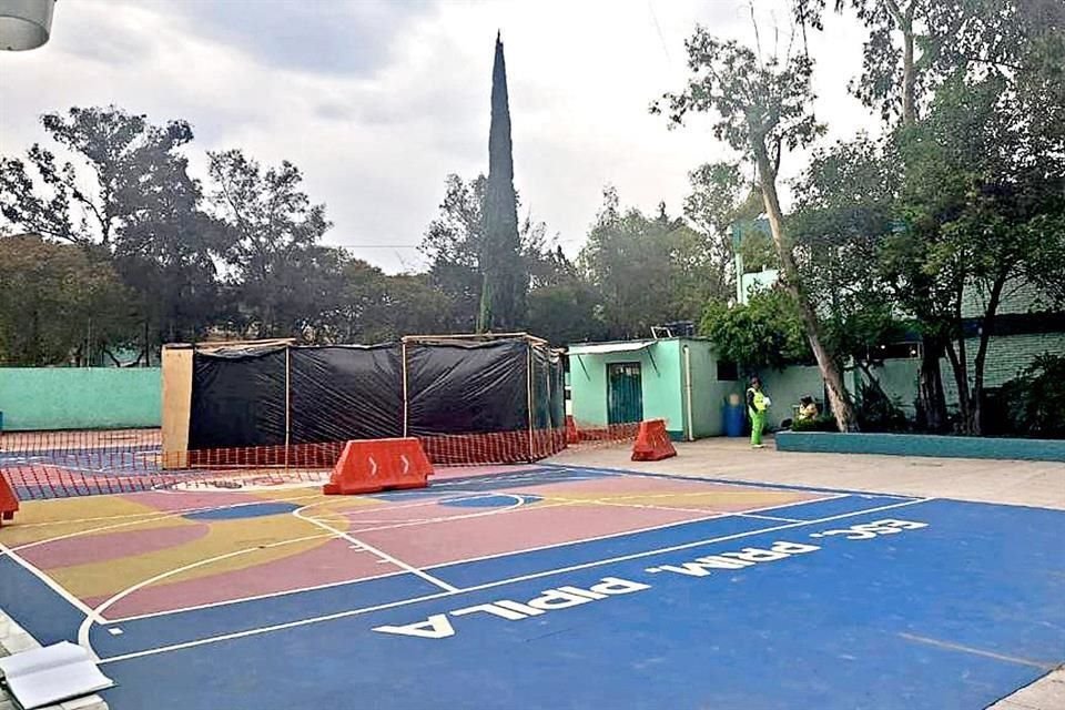 El poste del Cablebús fue colocado a la mitad de la cancha, la cual recientemente fue remodelada.