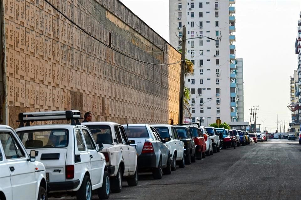 Conductores hacen cola para cargar combustible cerca de una gasolinera en La Habana.