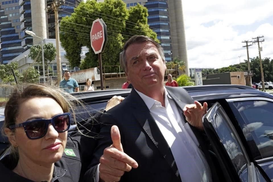 El ex Presidente brasileño Jair Bolsonaro al salir de la sede de la Policía Federal donde declaró sobre sus acciones antes de los ataques del 8 de enero.