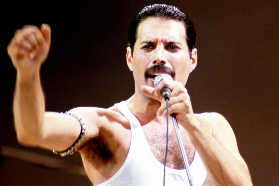 Más de mil 1500 objetos que utilizó Freddie Mercury alrededor de su vida serán subastados en septiembre.