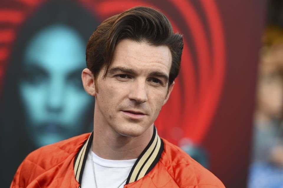 Drake Bell fue captado dentro de su coche aparentemente drogándose con un globo.