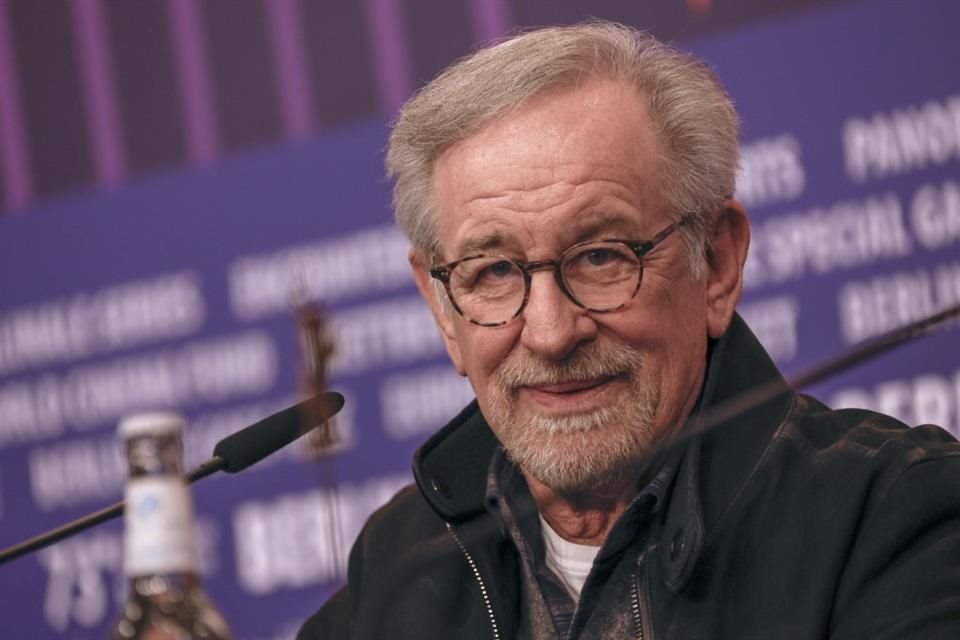 El cineasta Steven Spielberg comentó que se arrepiente de editar el filme 'E.T.' para la sociedad actual.