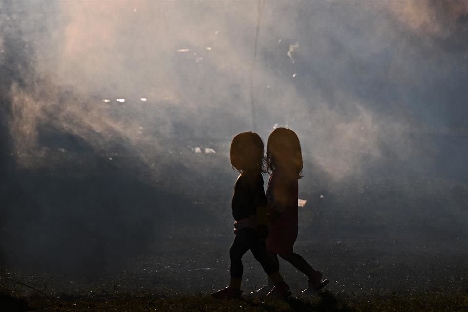 Dos infantes caminan por el campamento de Tierras Libres Indígenas, en Brasilia, el 24 de abril.