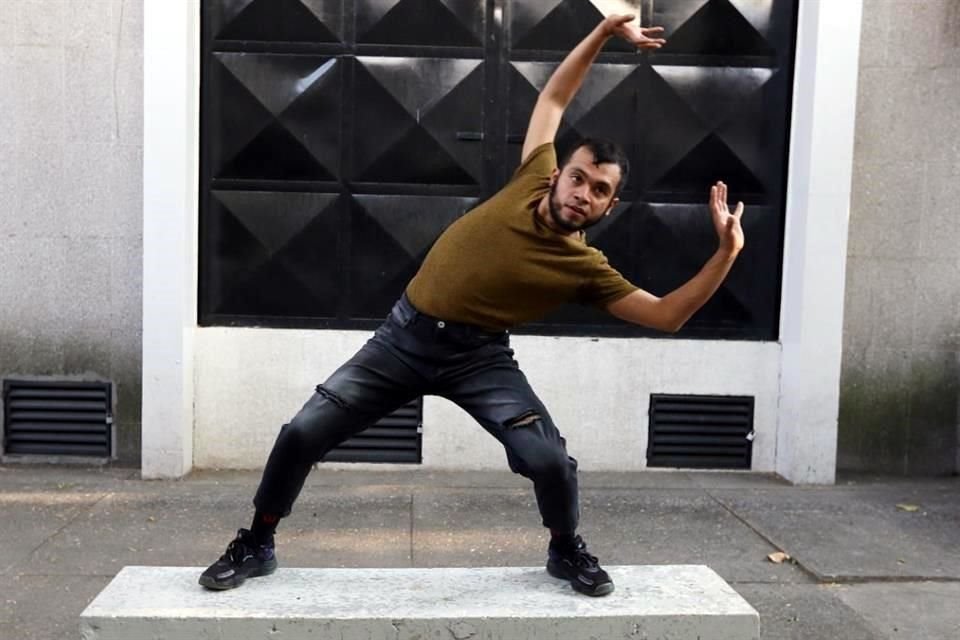 Luis Neri se asume como parte de una nueva generación de coreógrafos y hacedores de la danza que está abriendo un 'caminito'.