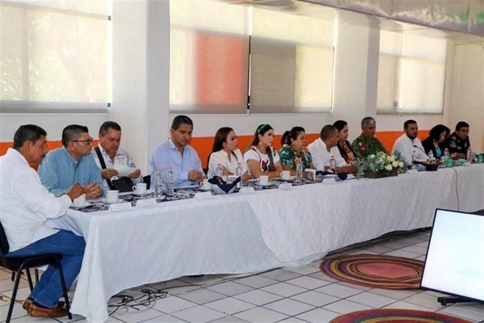 Al menos 10 alcaldes de Guerrero se reunieron en en Ciudad Altamirano para exigir a la Gobernadora morenista Evelyn Salgado seguridad por amenazas del narco.