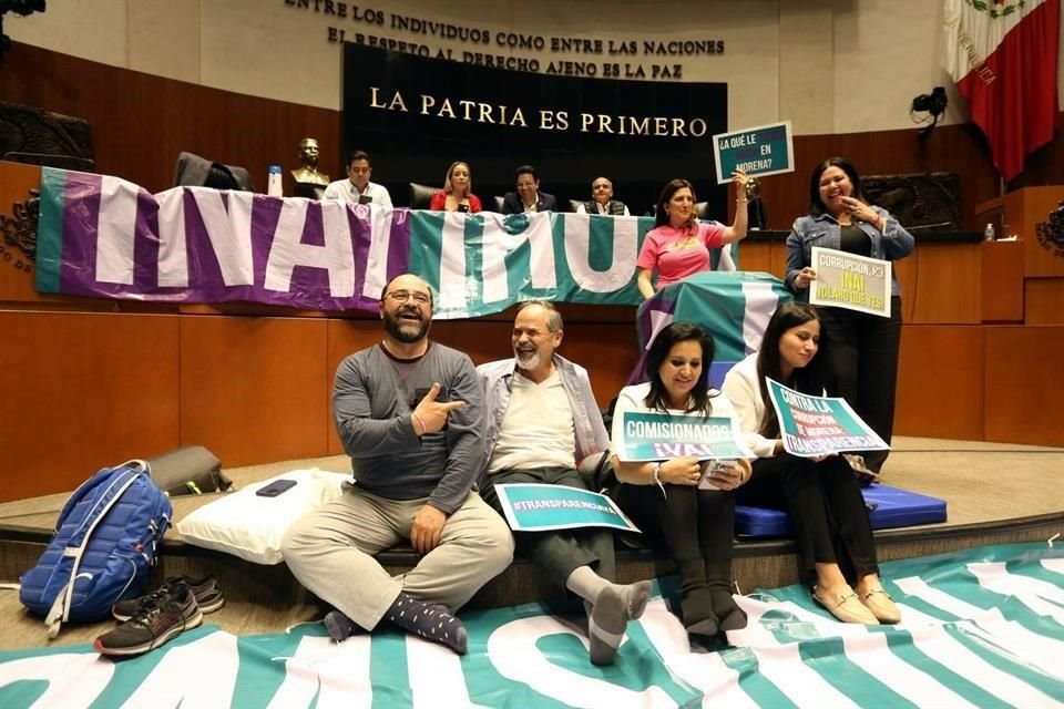 Entre los legisladores que tomaron la tribuna estaban Emilio Álvarez Icaza y Gustavo Madero.