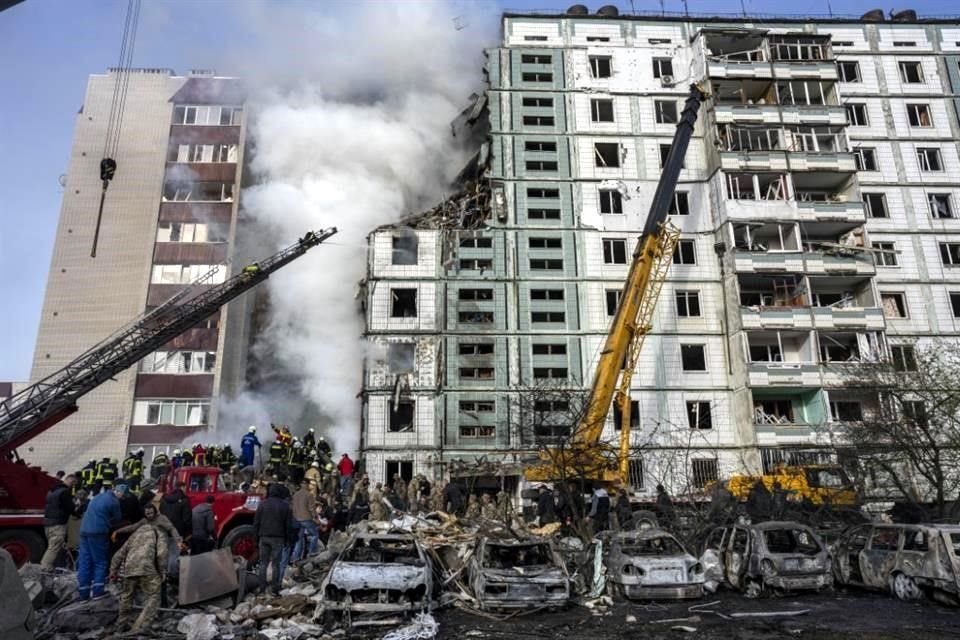 Los bomberos trabajan para extinguir un incendio que dejó un ataque ruso en un edificio residencial en Uman.