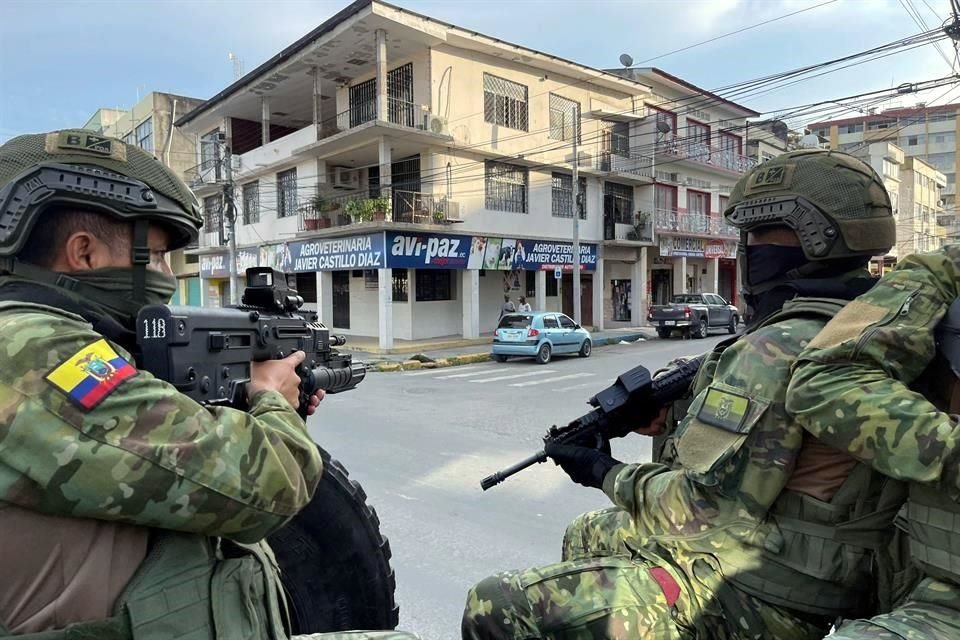 Soldados y policías ecuatorianos participan en un operativo de seguridad en el barrio Rivera del Río en Esmeraldas, Ecuador.