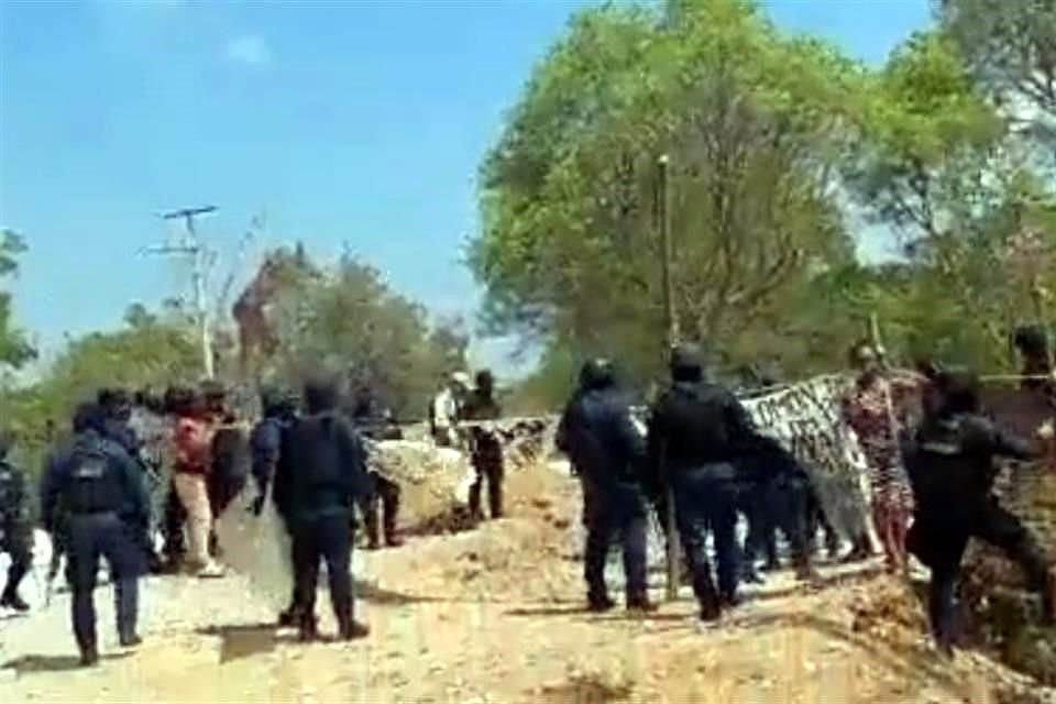 Elementos de la GN, la Marina y la Policía de Oaxaca retiraron el plantón 'Tierra y Libertad', instalado contra el Corredor Transístmico.