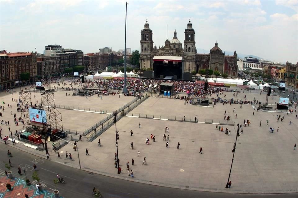 Fanáticos de Rosalía, que pernoctaron en el Zócalo, ya ingresaron y permanecen alrededor del escenario donde la cantante dará su concierto.