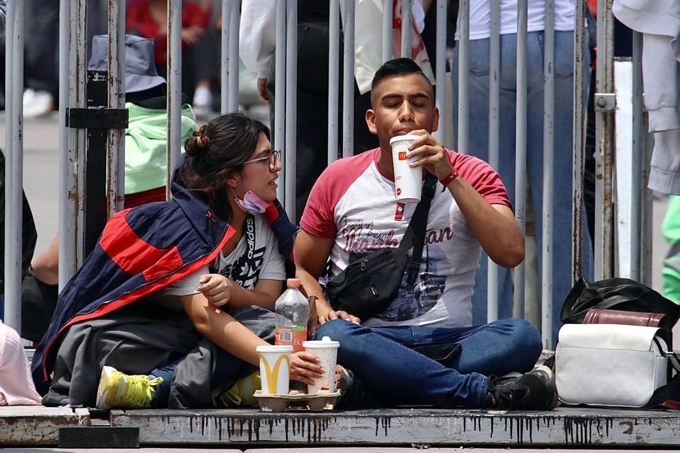 Los seguidores de la Motomami han tenido que comer en ese lugar para no perder el sitio que han conseguido para poder verla de cerca.