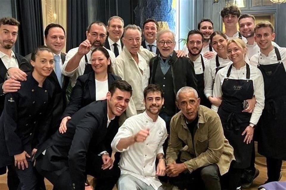 Barack Obama, Steven Spielberg y Bruce Springsteen fueron captados en Barcelona, donde posaron con el equipo del restaurante en el que comieron.