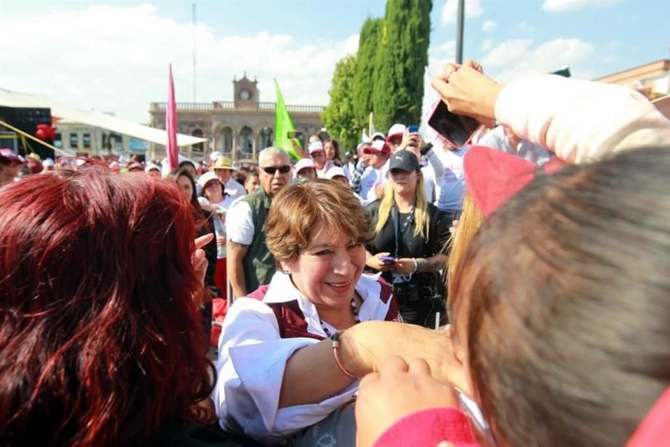 Delfina Gómez, candidata a la gobernatura del Estado de México, en Santiago Tianguistenco.