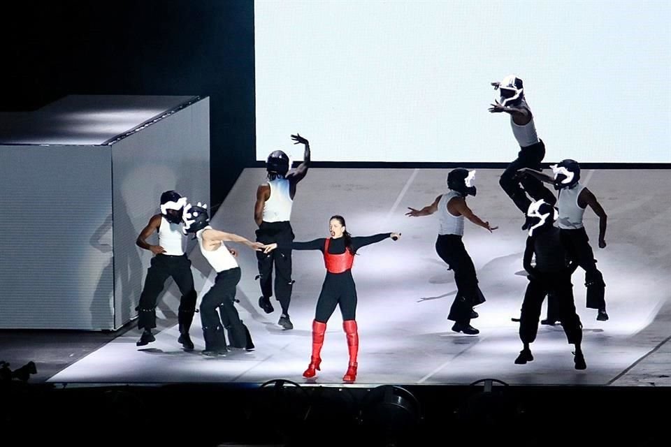 Rosalía cerró su Motomami World Tour en el Zócalo de la CDMX, donde puso a cantar a una legión de seguidores que abarrotaron el centro.