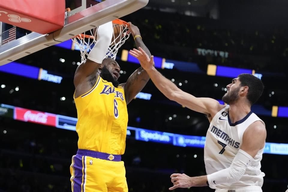 Los Lakers finiquitaron la serie ante Memphis.