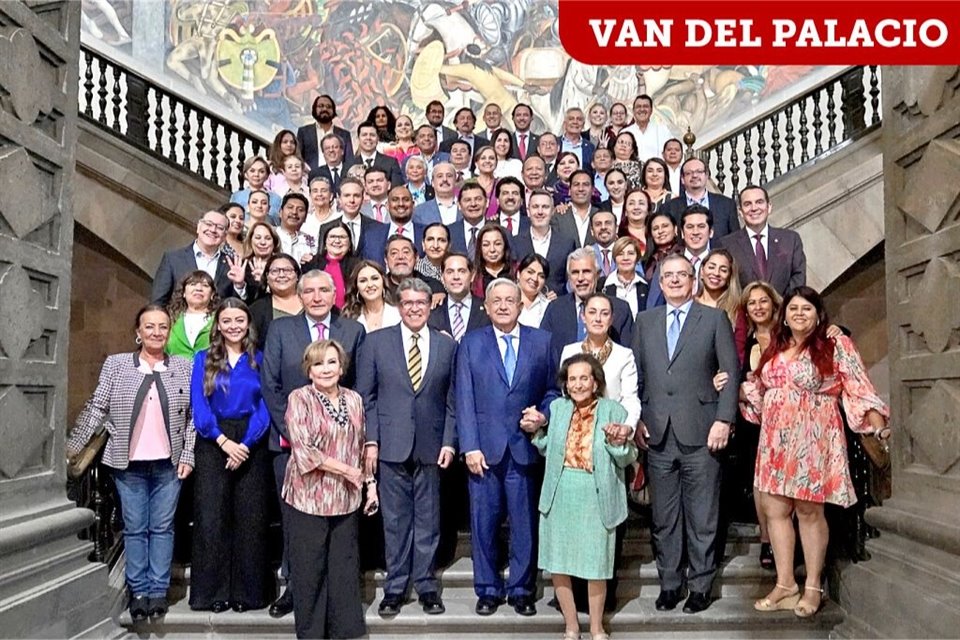 Senadores afines a la 4T y las cuatro 'corcholatas' morenistas se tomaron la foto con el Presidente despus de su reunin en Palacio Nacional.