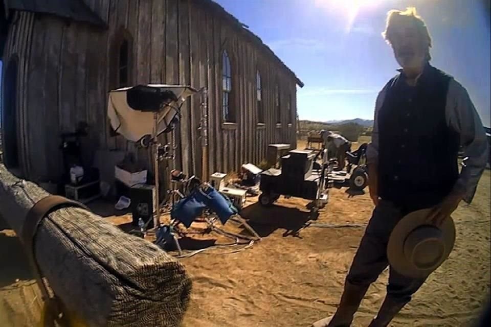 Alec Baldwin fue captado en el rodaje de 'Rust', en una escena donde es llevado a la horca.