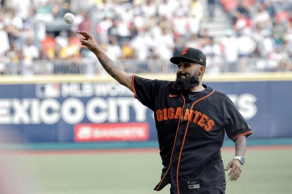 Romo lanzó la primera bola del juego.