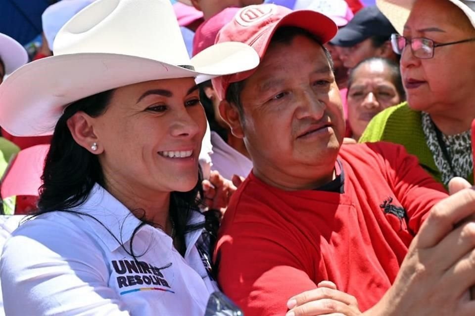 La aspirante estuvo de gira en Atenco, Tezoyuca y Chicoloapan.