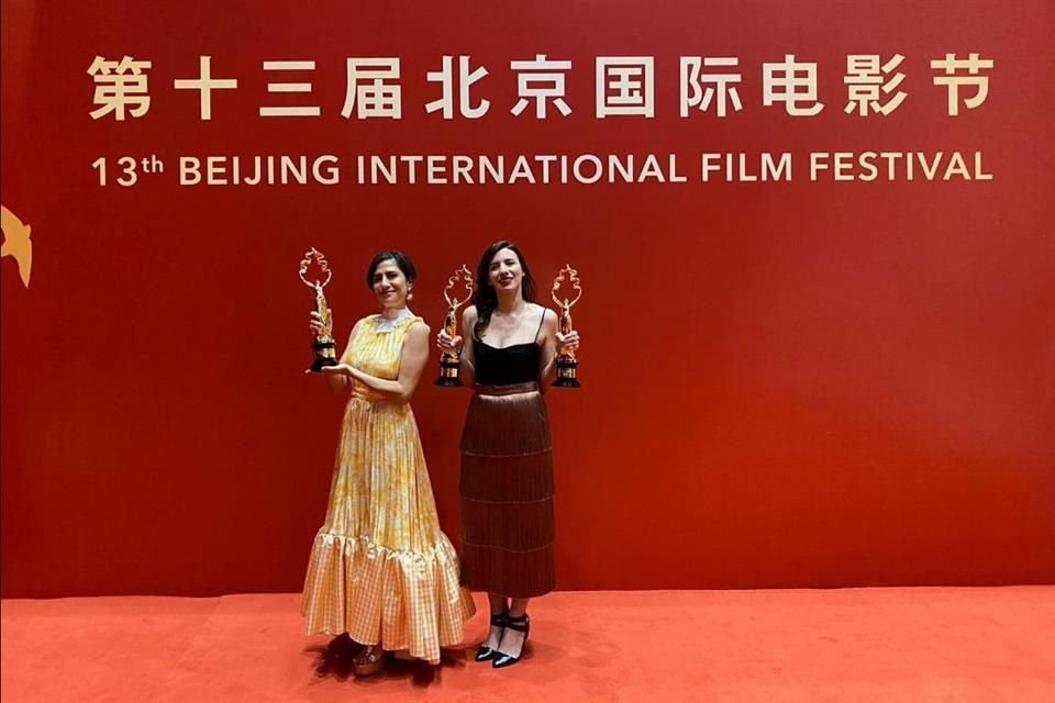 La cineasta mexicana Lila Avilés alzó el Premio Tiantan a Mejor Director por su película 'Tótem', en el Festival de Cine de Beijing (BJIFF).