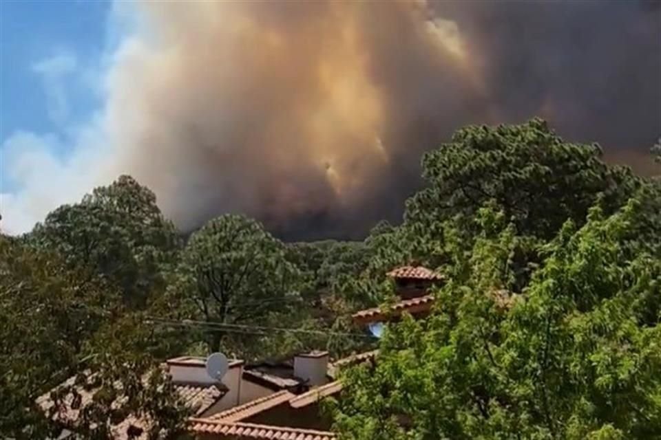 Más de 300 brigadistas de los tres niveles de gobierno han participado en el combate al fuego.