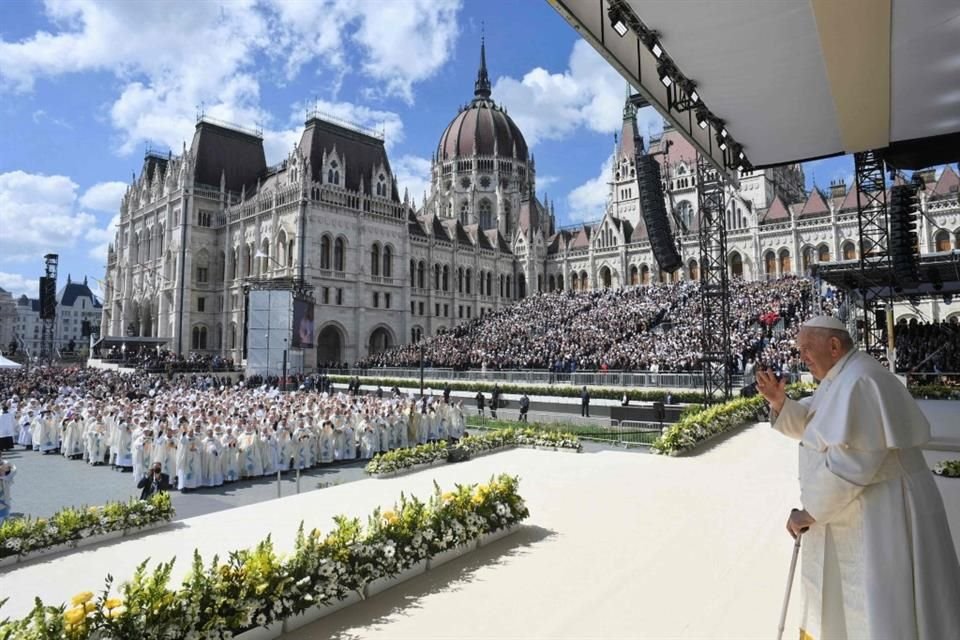 El Papa Francisco ofició una misa al aire libre durante su visida a Budapest, este 30 de abril.