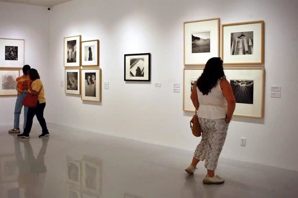 'Retratos para un ritual' se exhibe desde el sábado en la Sala Manuel Álvarez Bravo del Museo de Arte Moderno.