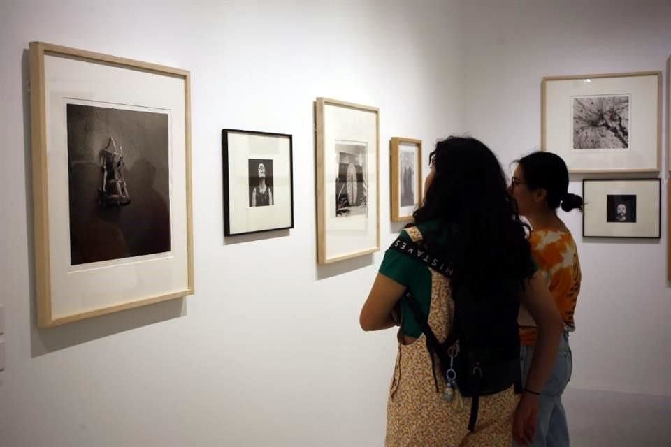 'Retratos para un ritual' se exhibe desde el sábado en la Sala Manuel Álvarez Bravo del Museo de Arte Moderno.