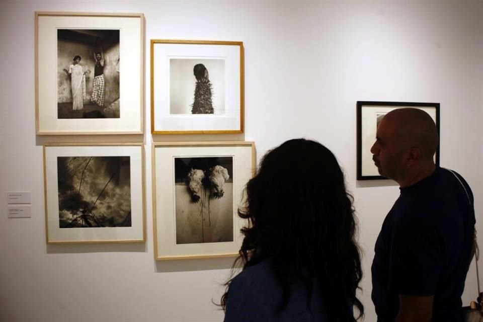 'Retratos para un ritual' se exhibe desde el sábado en la Sala Manuel Álvarez Bravo del Museo de Arte Moderno.