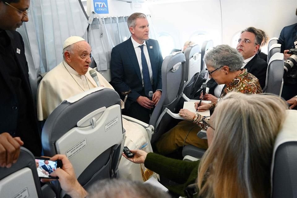 El Papa Francisco habló con reporteros durante su vuelo de Budapest a Italia, el 30 de abril.