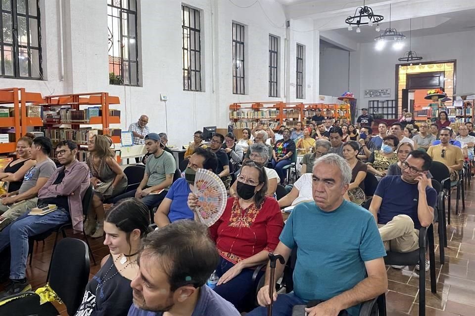 Los lectores del autor, casi 'feligreses', llenaron la biblioteca.