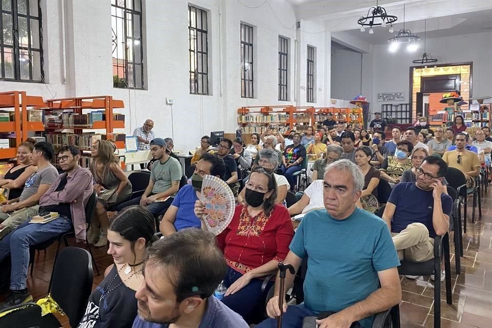 Los lectores del autor, casi 'feligreses', llenaron la biblioteca.