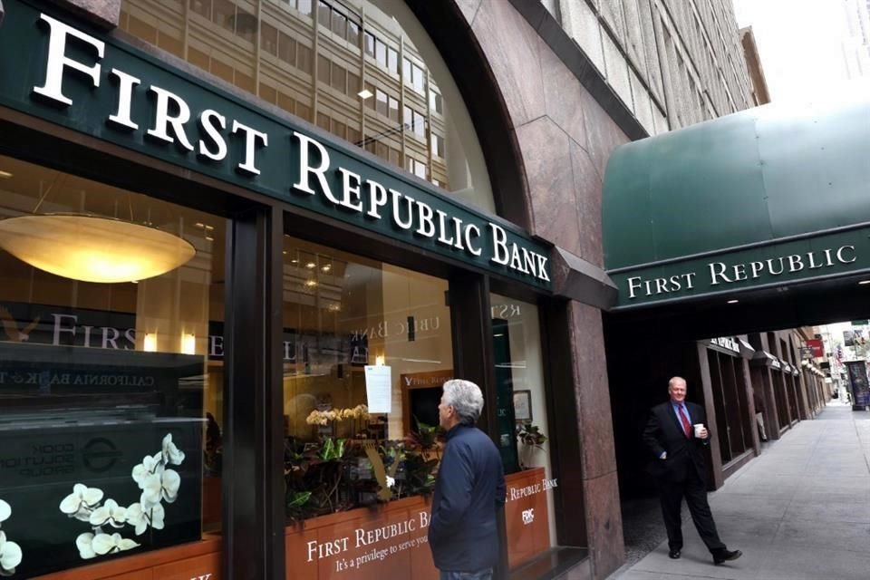 El First Republic Bank perdió más de la mitad de sus depósitos, alrededor de 100 mil millones de dólares, en pocos días.