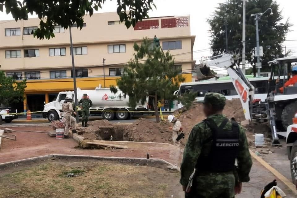 Las siete tomas clandestinas fueron descubiertas sobre un camellón de Avenida Tezozómoc.