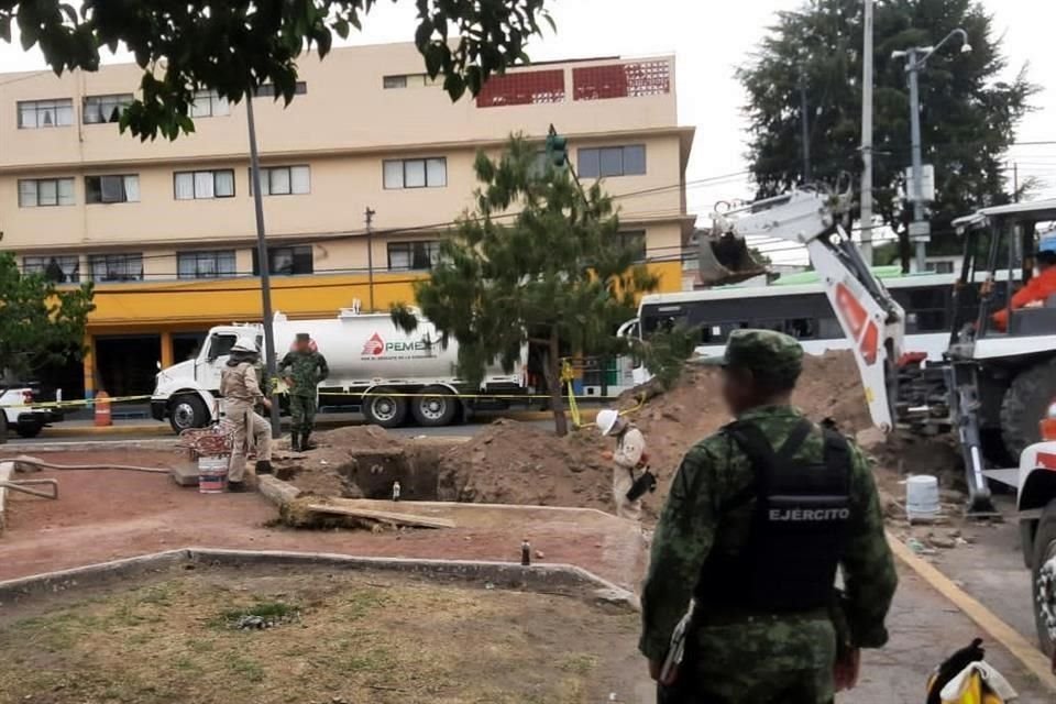 Las siete tomas clandestinas fueron descubiertas sobre un camellón de Avenida Tezozómoc.