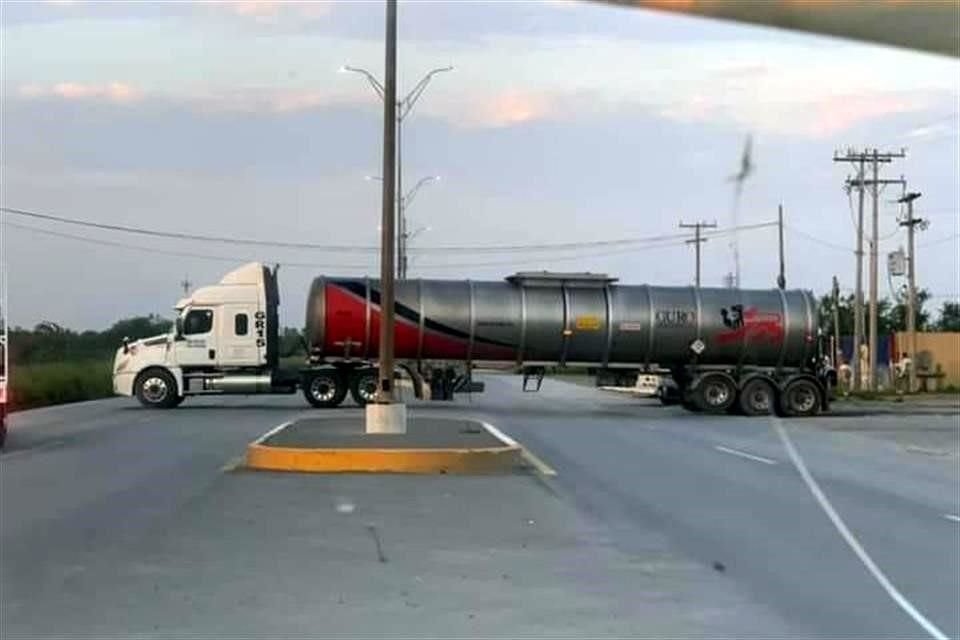 Unidades de transporte y de carga fueron utilizados para realizar los bloqueos de este martes.