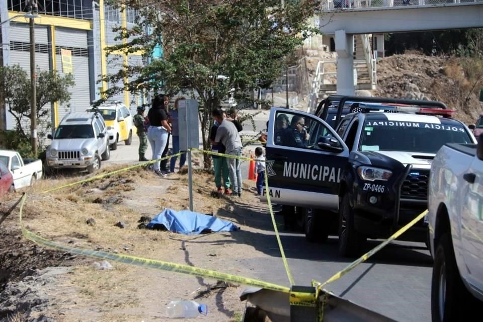 Tirado sobre su costado, con sangre en el rostro y en el torso hallaron el cuerpo de un joven en calles de la Colonia Villas de Guadalupe.