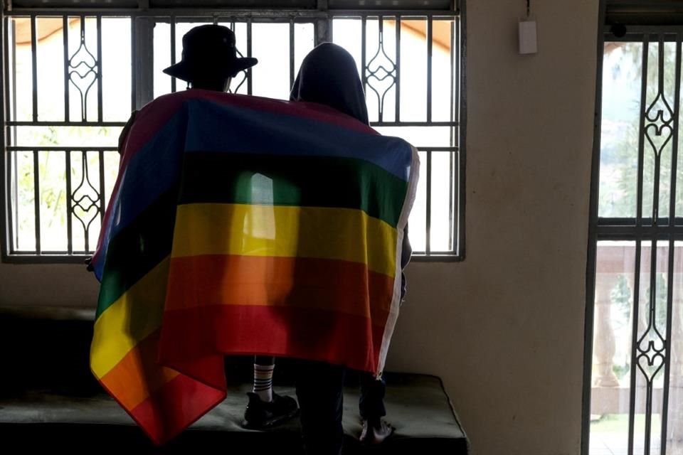 Una pareja gay en Uganda cubierta con una bandera del orgullo, el 25 de marzo del 2023.