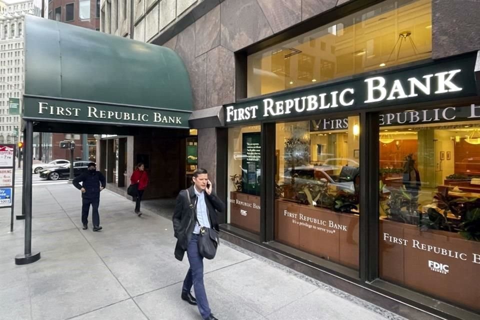 JPMorgan Chase acordó el lunes adquirir la mayoría de los activos del First Republic Bank en una operación por 10 mil 600 millones de dólares, luego de que el prestamista fuera embargado por autoridades estadounidenses.