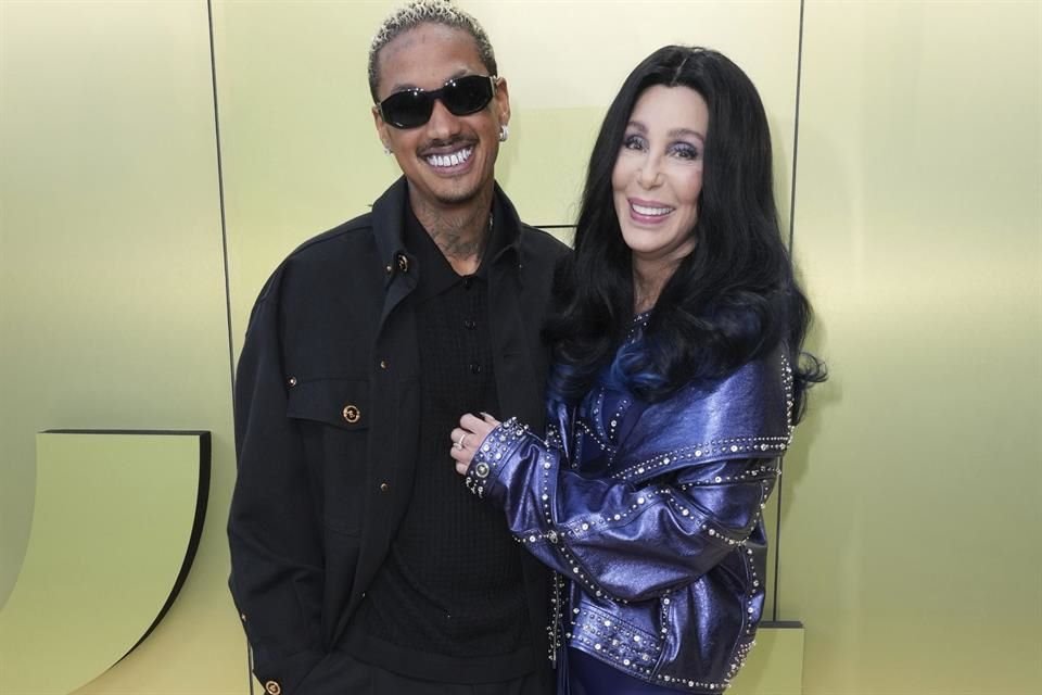 La cantante Cher terminó su relación con el rapero Alexander Edwards después de 6 meses de noviazgo.