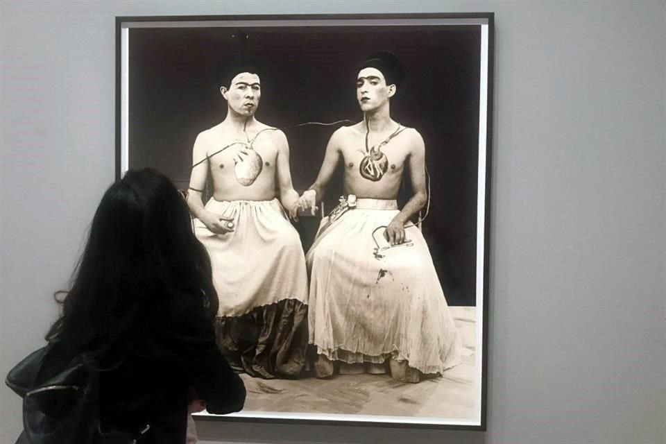 Los chilenos Pedro Mardones Lemebel (escritor) y Francisco Casas (poeta) presentan en esta fotografía su versión de 'Las dos Fridas'.