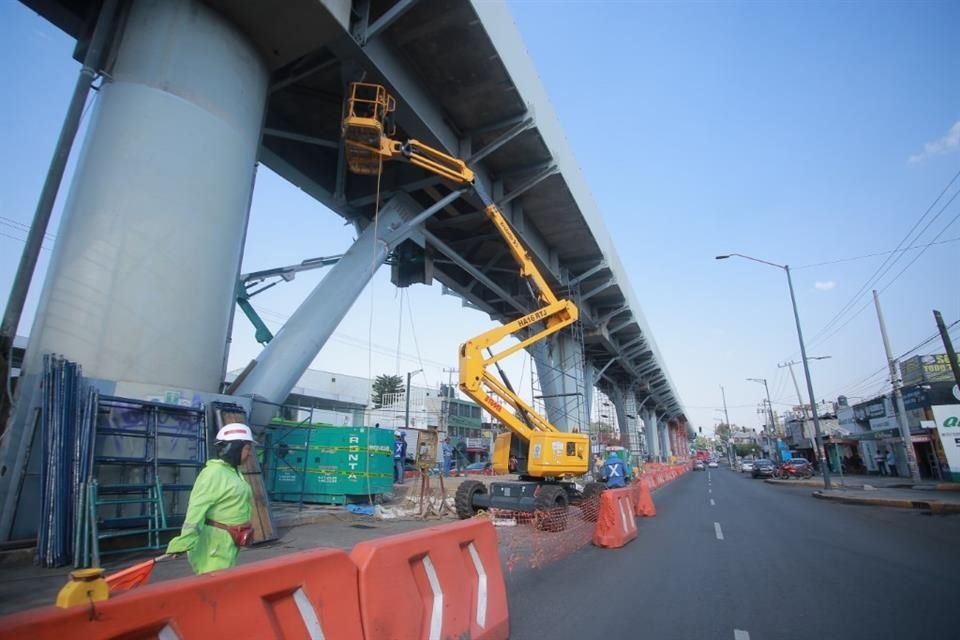 La Secretaría de Obras y Servicios detalló que la colocación de una superestructura de reforzamiento tiene un avance de 38 por ciento.