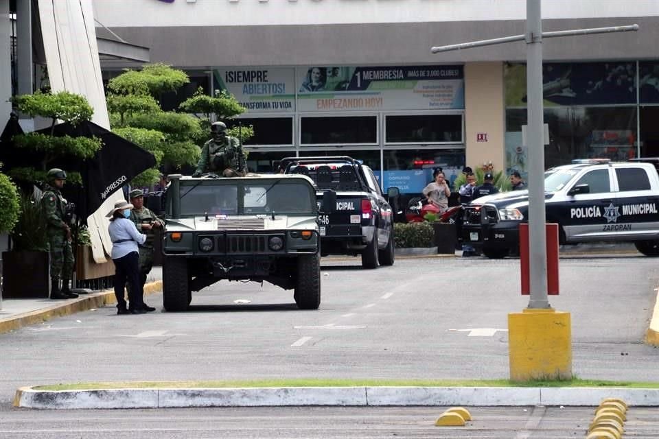 Mientras levantaba pesas con su esposa, un hombre fue asesinado a balazos en un gimnasio de una plaza comercial en Residencial Poniente.