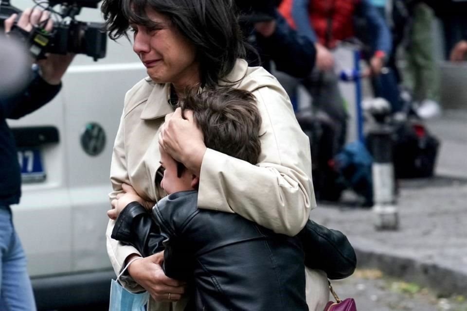 Una madre acompaña a su hijo después de un tiroteo en una escuela en la capital, Belgrado.